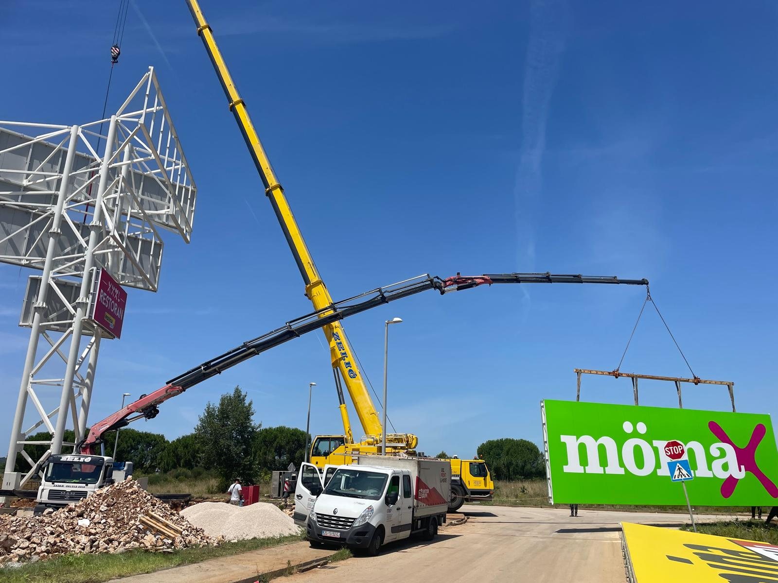 Montaža reklamnog totema uz trgovački centar