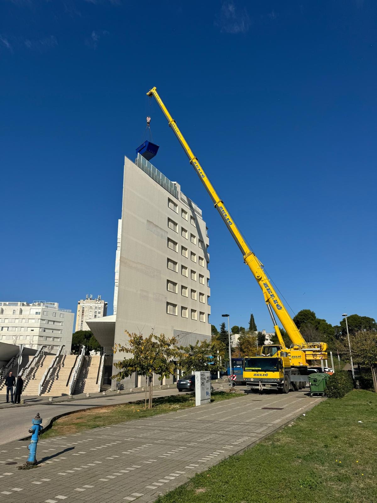 Dizanje kontejnera na krov zgrade